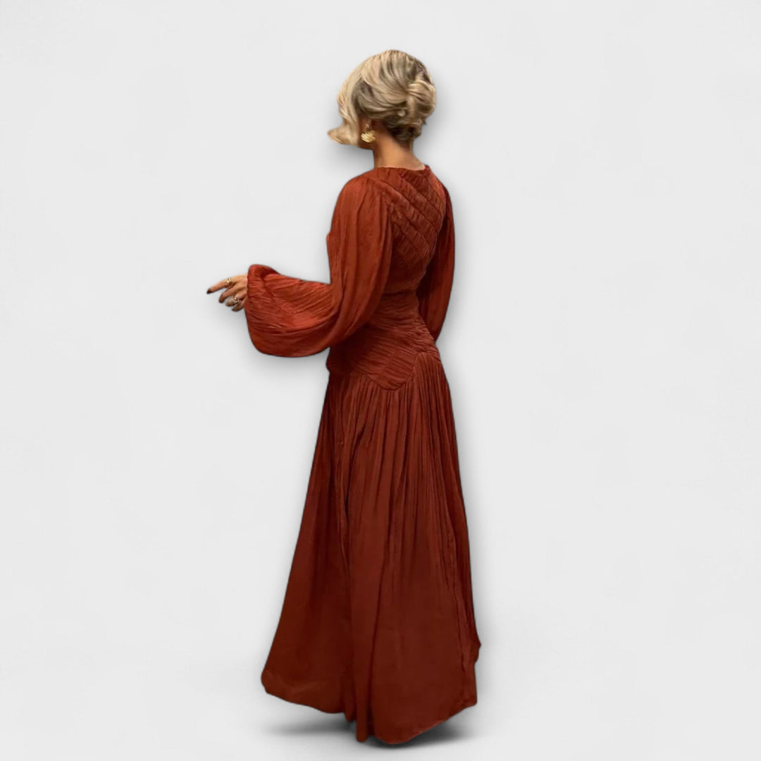 Robe plissée élégante avec manches longues